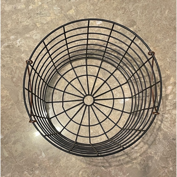 Farmhouse style wire basket - Picture 2 of 5